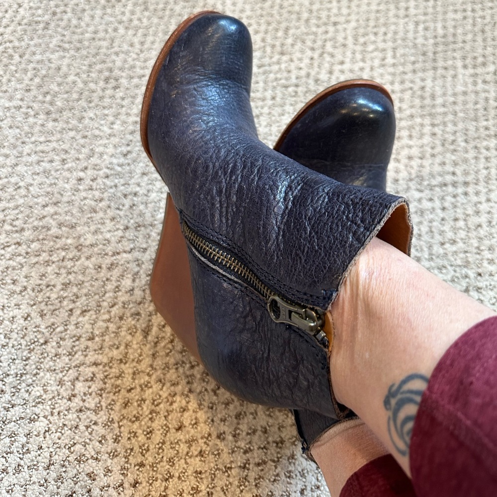 Kork Ease Navy Wedge Ankle Booties with side zipper. Size 5 - Picture 7 of 10